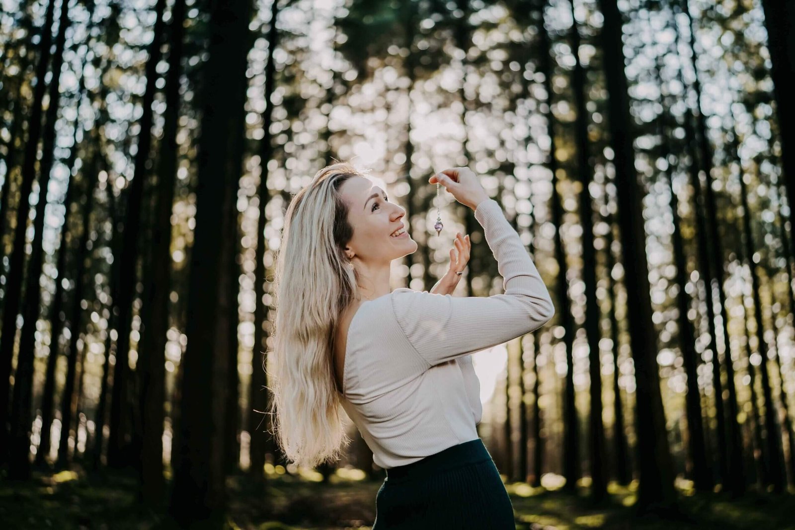 femme-meditation-foret-sombre