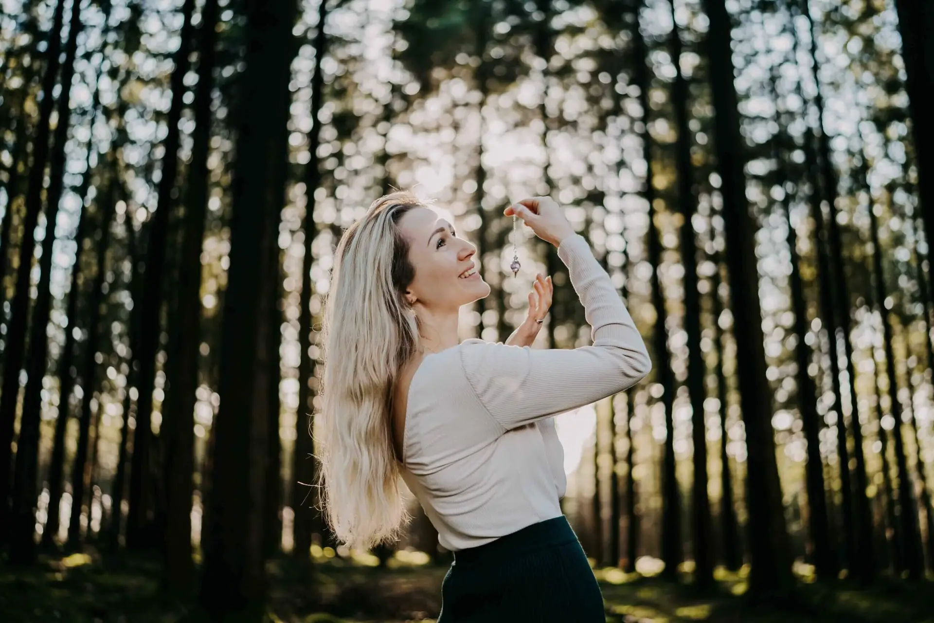 femme-meditation-foret-sombre