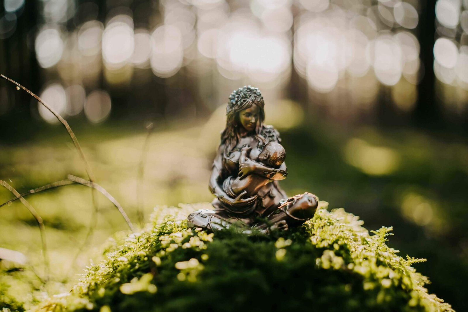 statue-maternite-nature-art